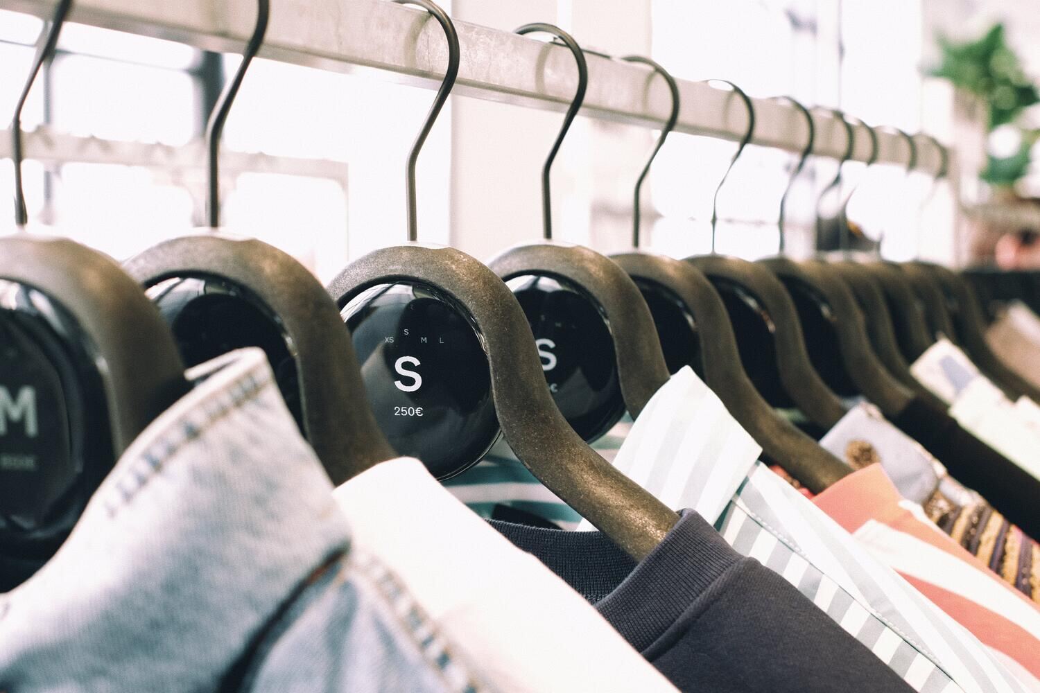 Cintres connectés en rayon aux Galeries Lafayette Champs-Élysées